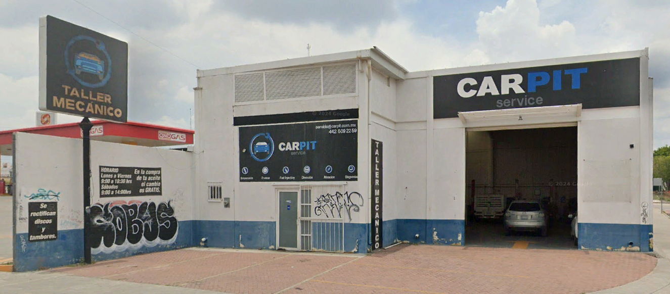 Fachada del taller CarPit en Querétaro